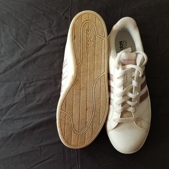 Athletic shoes - Picture 3 of 3